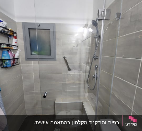 מקלחון זכוכית פינתי מותקן בחדר רחצה מרוצף